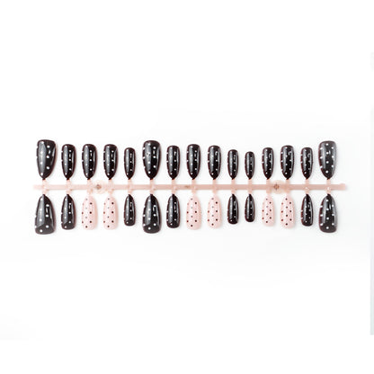Künstlerisches Press-On Nagelkunst Set mit gepunktetem Design