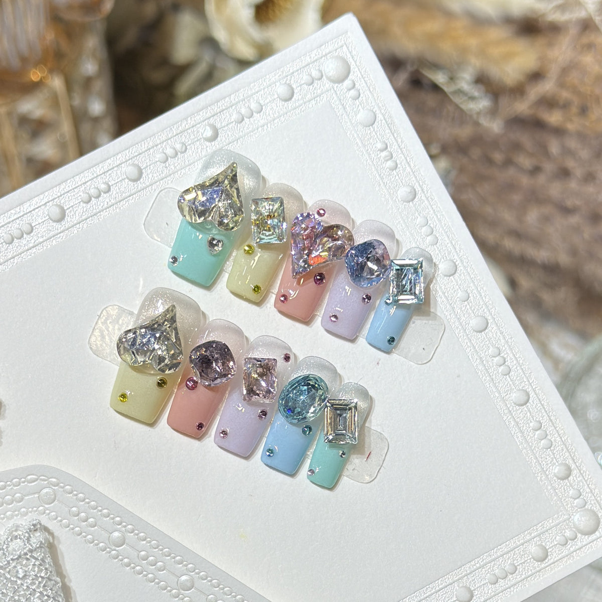 Künstlerisches Press-On-Nagelset mit Edelsteinverzierungen Brehn