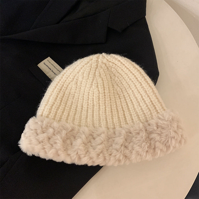 Gemütliche gestrickte Mütze mit Pelzbesatz