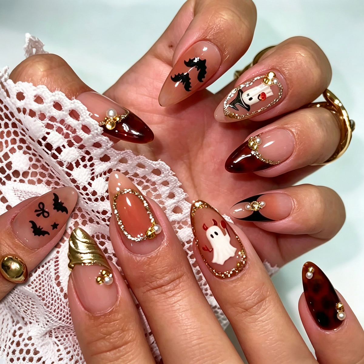 Halloween-Themed Press-On Nail Art Set mit künstlerischen Designs