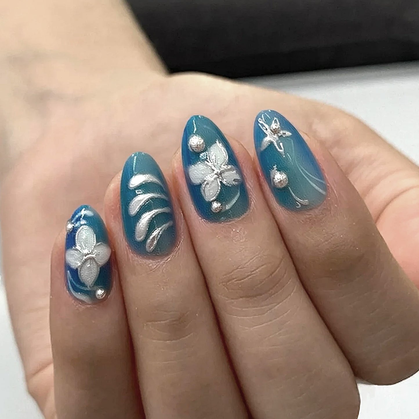 Künstlerisches floral gemustertes Press-On-Nagelset Brehn