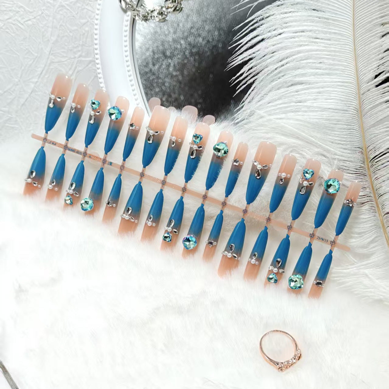 Glamouröse Kunstnägel mit Funkelnden Strass-Elementen Brehn