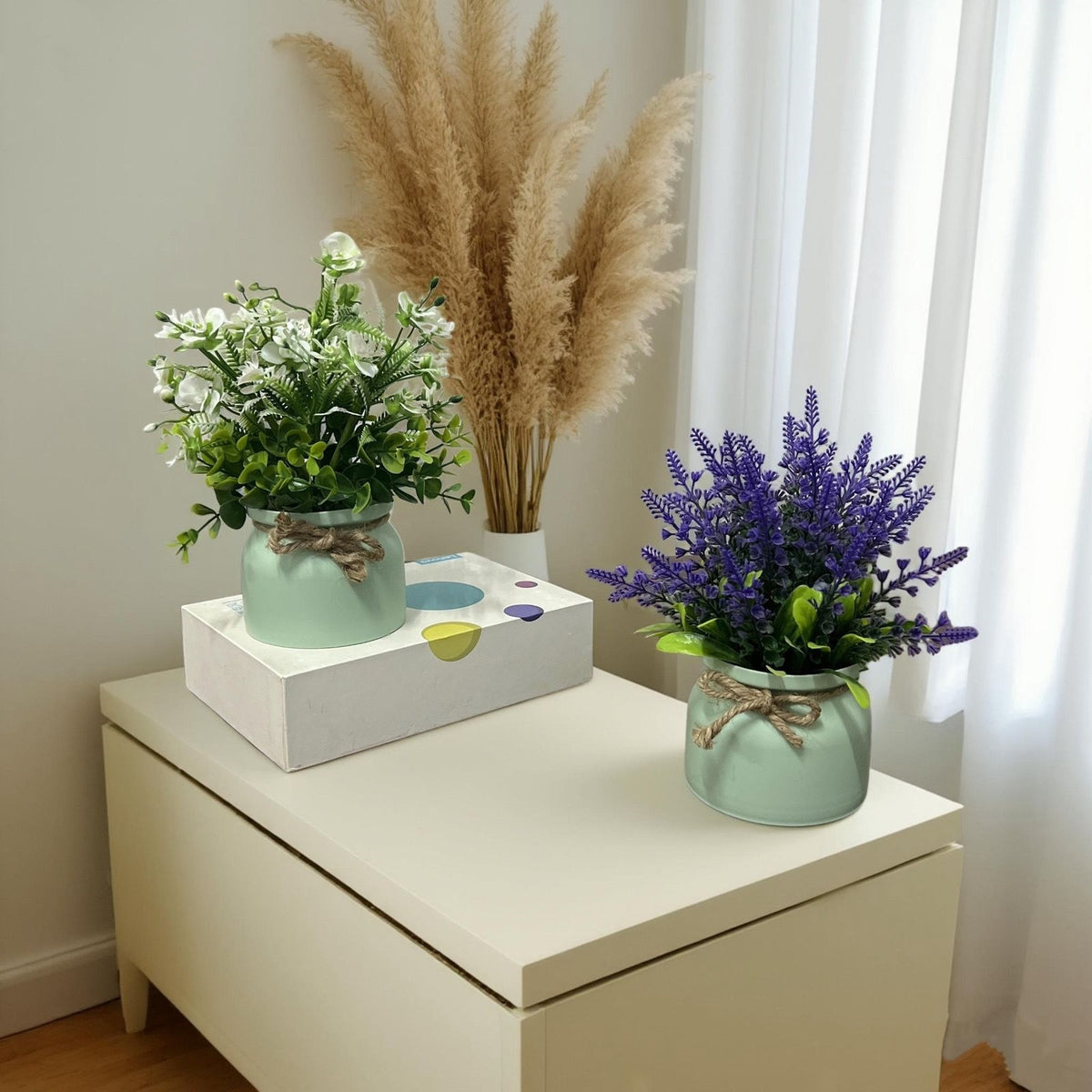 Künstlerisches Kunstblumenarrangement