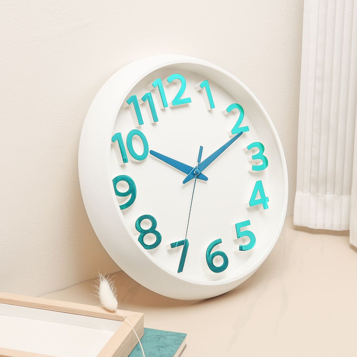 Wanduhr im minimalistischen Design Brehn