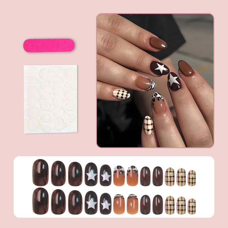 Kunstnagelset mit stilvollen geometrischen und trendigen Akzenten Brehn