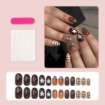 Kunstnagelset mit stilvollen geometrischen und trendigen Akzenten Brehn