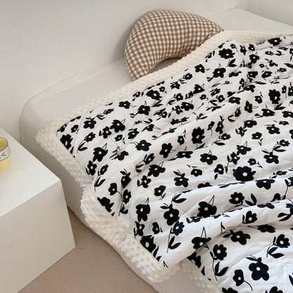 Kuschelige Baby-Steppdecke mit Minky-Fleecekante und niedlichem Hasen-Print