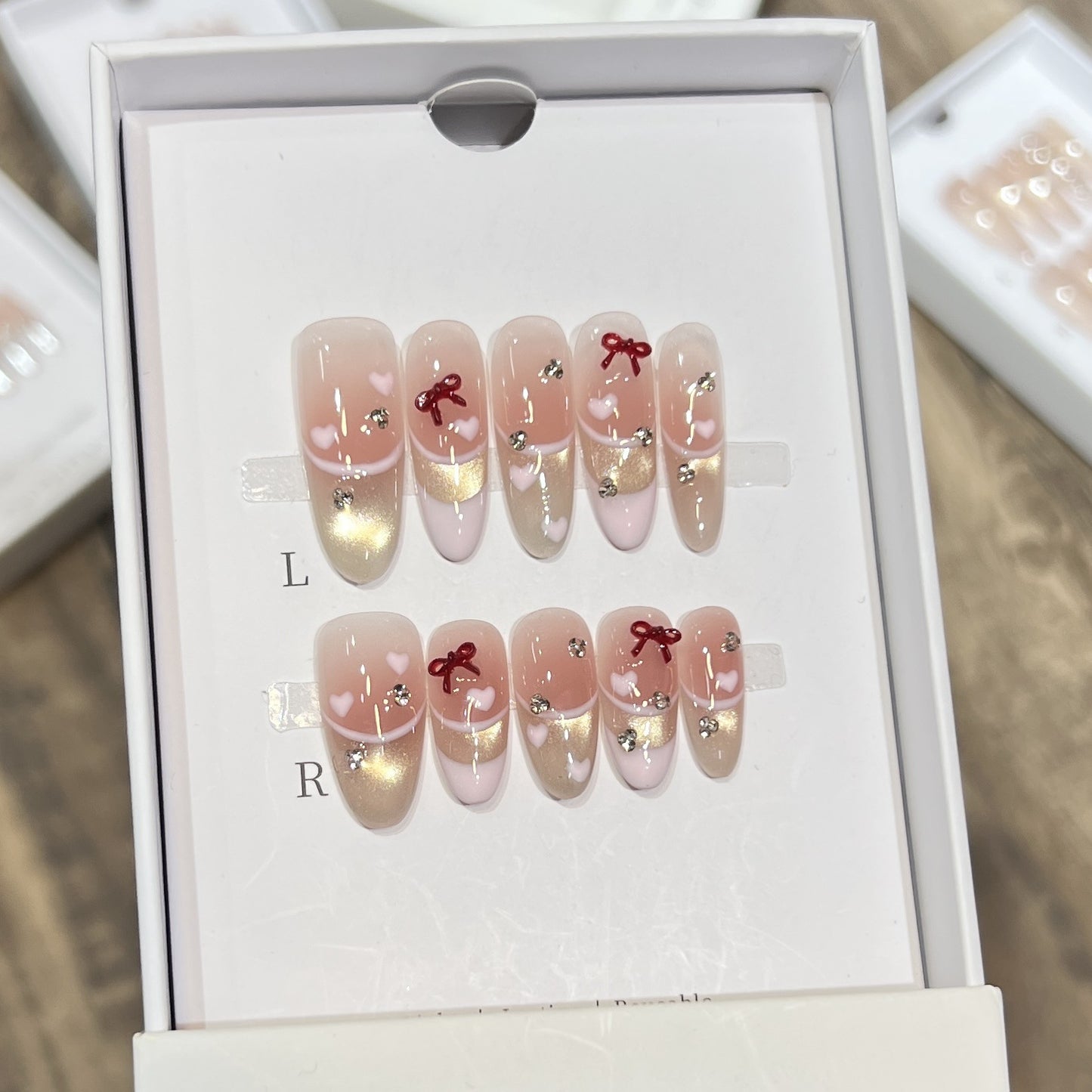 Dekoratives Press-On-Nagelset mit Herz- und Schleifenakzenten Brehn