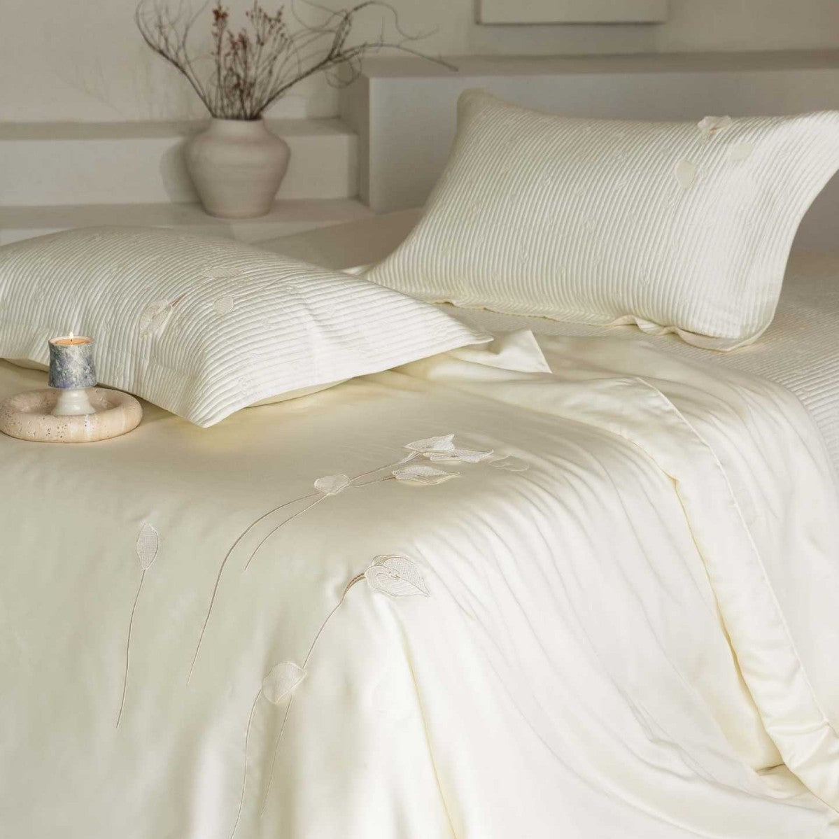 Luxuriöses Satin-Bettwäsche-Set mit bestickter Steppdecke und Kissenbezügen