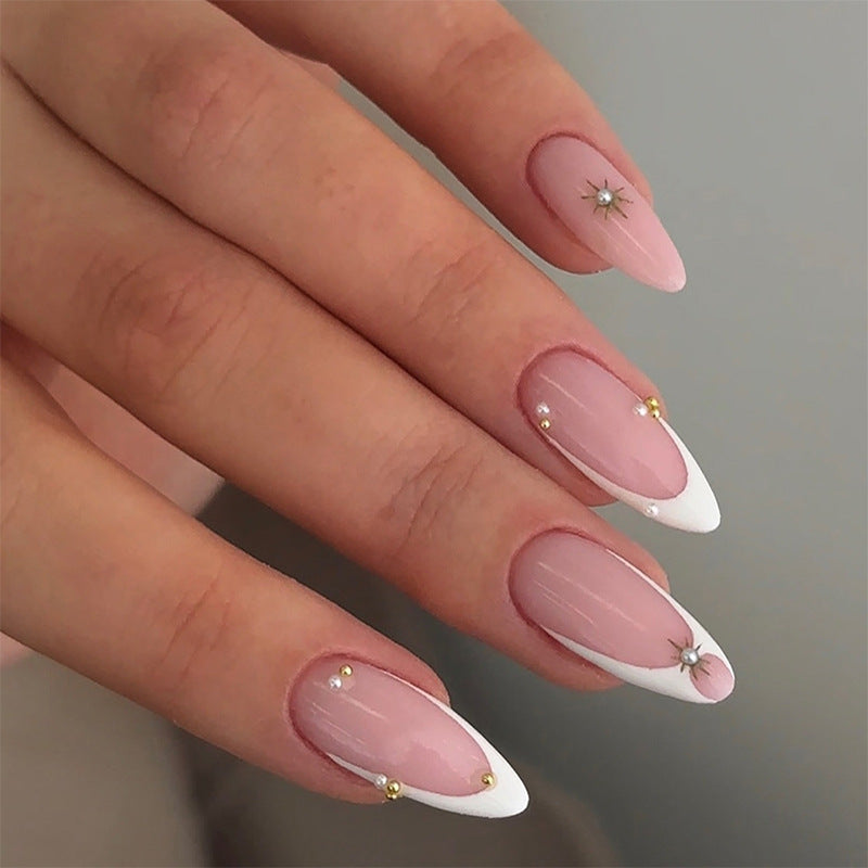 Dekoratives Press-On Nagelset mit eleganten Stern- und Edelsteinakzenten Brehn