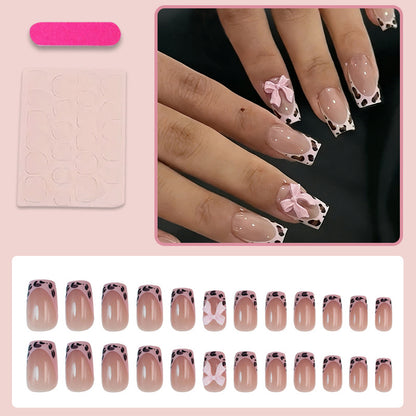 Kunstnagelset mit verspielten Schleifen und modernen Akzenten Brehn