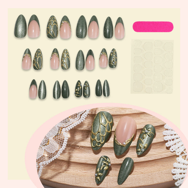 Elegantes Kunstnagelset mit filigranem Design und Goldverzierungen Brehn