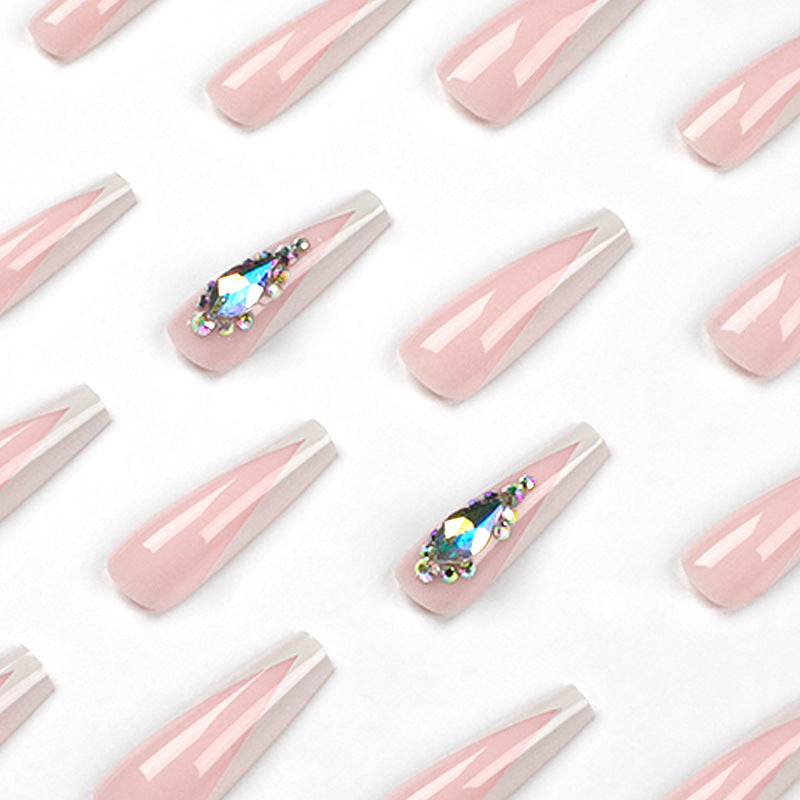 Kunstvolle Nagelverlängerungen mit eleganten Glitzerakzenten Brehn