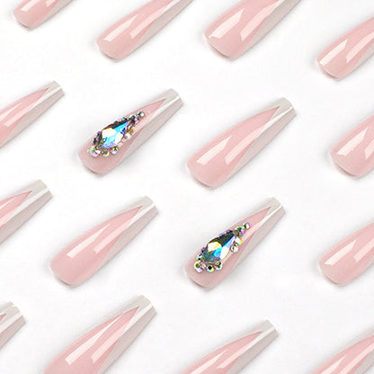 Kunstvolle Nagelverlängerungen mit eleganten Glitzerakzenten Brehn