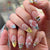 Kreative Nageldesigns mit floralem Akzent und Glitzer Brehn