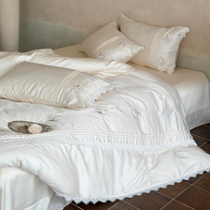 Luxus bestickte Satin Bettbezugset mit Spitzenbesatz und maßgeschneidertem Bettrock