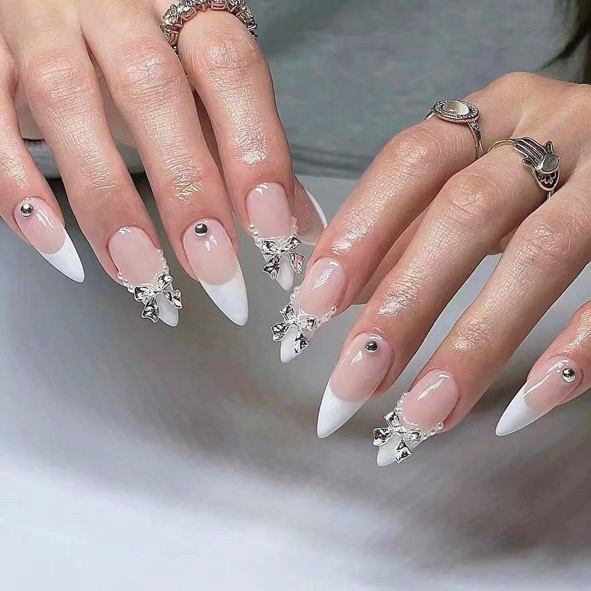 Glamouröse Kunstnagelspitzen mit eleganten Verzierungen Brehn