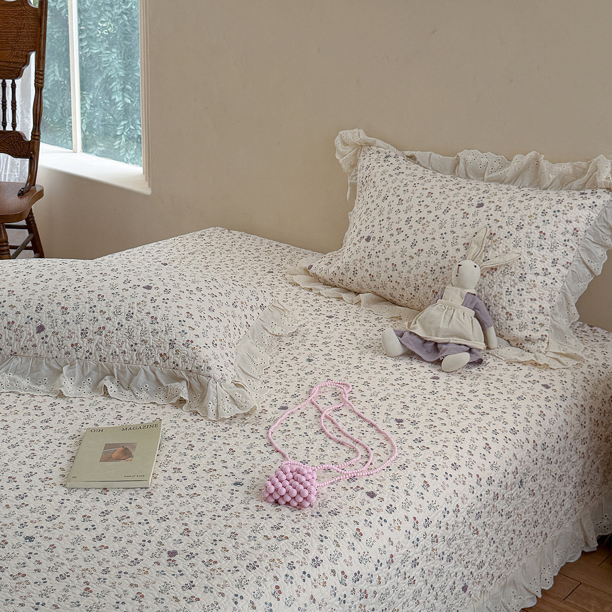 Gesteppte Tagesdecke mit Lochstickerei-Volant und zartem Blumenprint