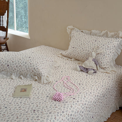 Gesteppte Tagesdecke mit Lochstickerei-Volant und zartem Blumenprint