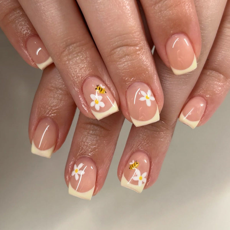 Künstliche Nagelkunst mit Blüten- und Bienenmotiven Brehn