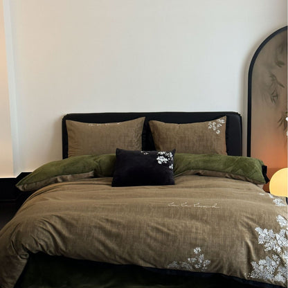 Elegante Bettwäsche-Garnitur aus Baumwollsatin mit zarter Blumenstickerei und kontrastierter Einfassung