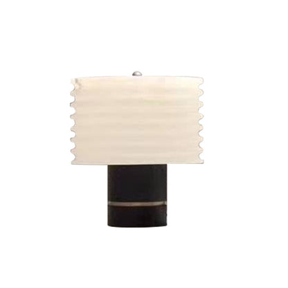 Moderne dekorative Tischlampe mit strukturiertem Schirm