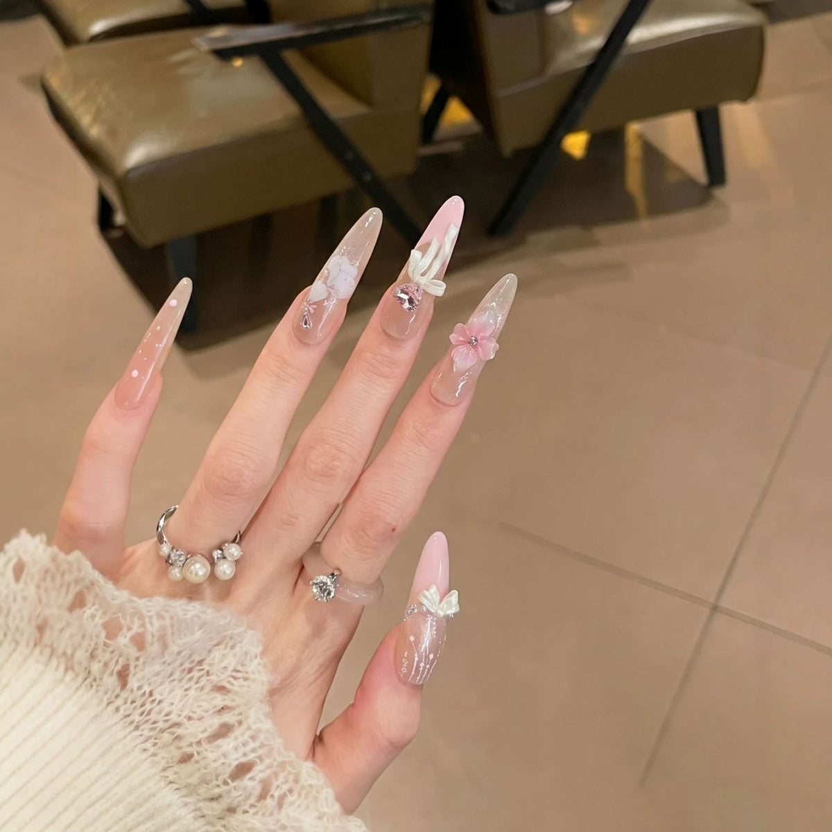 Dekoratives Stiletto Press-On Nagelkunst-Set mit elegantem Blumenmuster Brehn