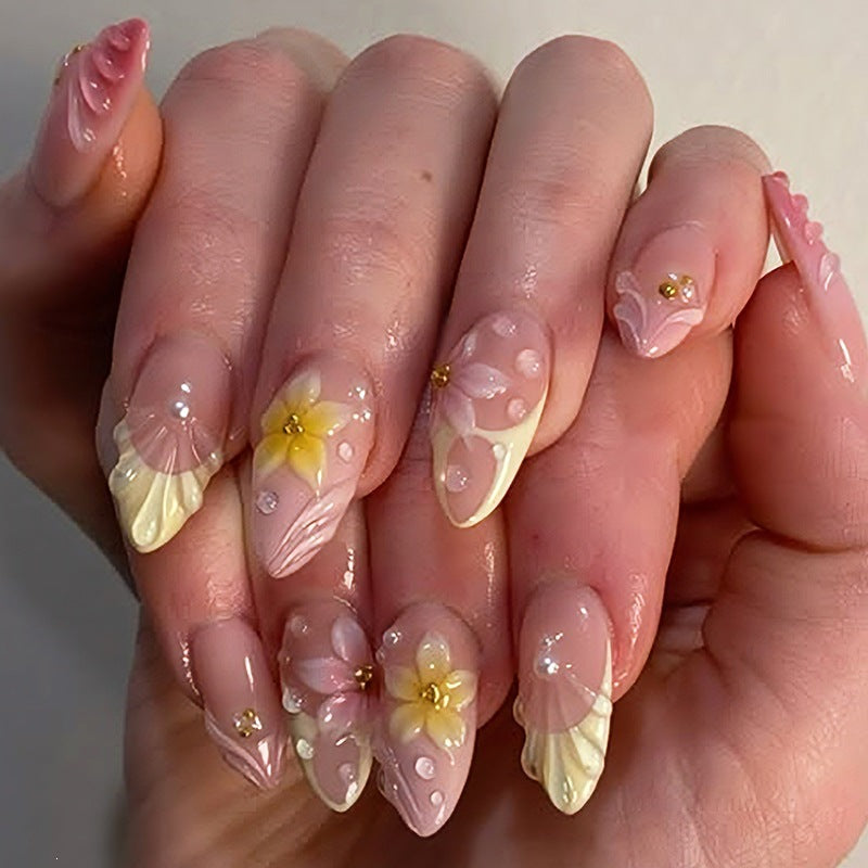 Kreatives Kunstnagelset mit zarten Blüten- und Dekorationselementen Brehn