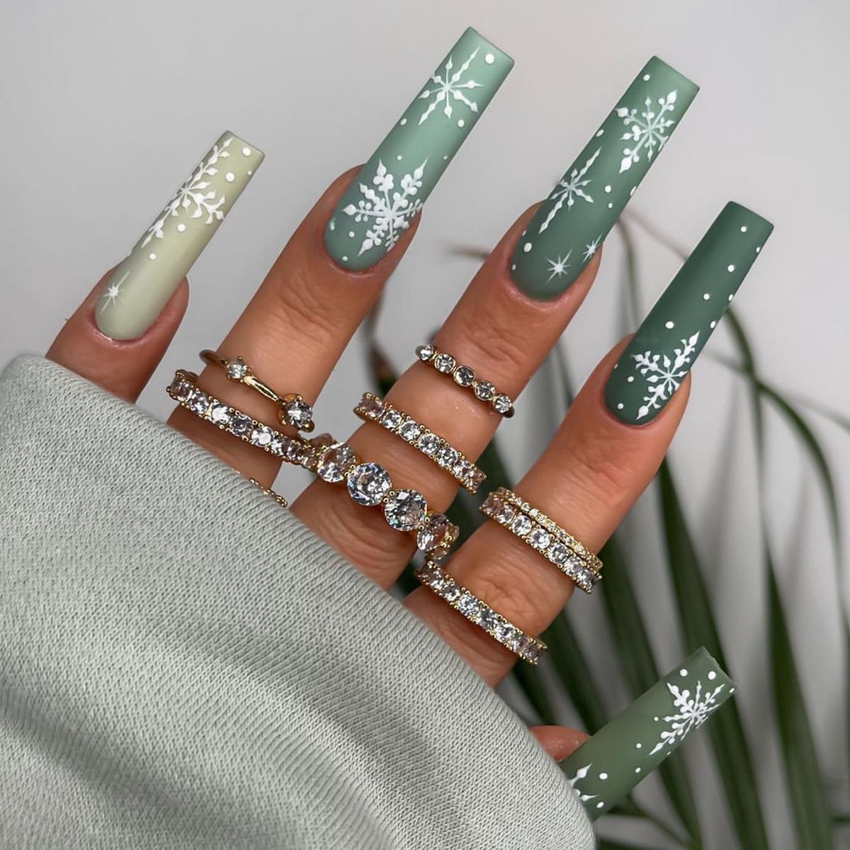 Dekoratives Press-On-Nagelkunst-Set mit elegantem Blumen- und Glitzermuster Brehn