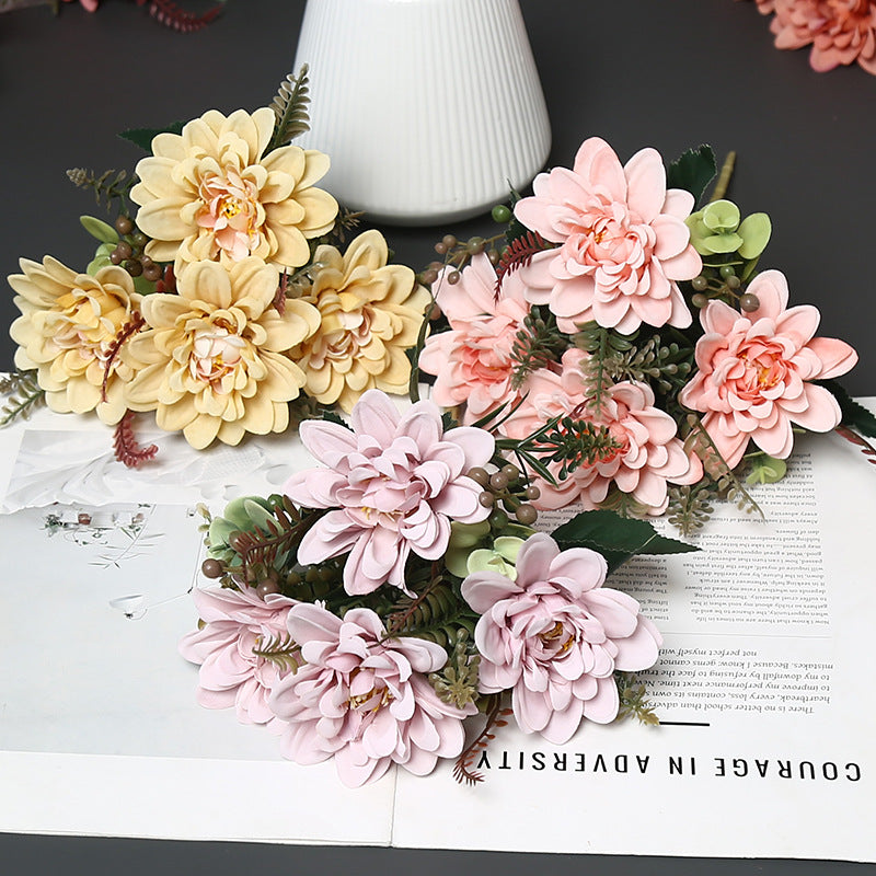 Dekorative Blumenarrangement für die Innendekoration