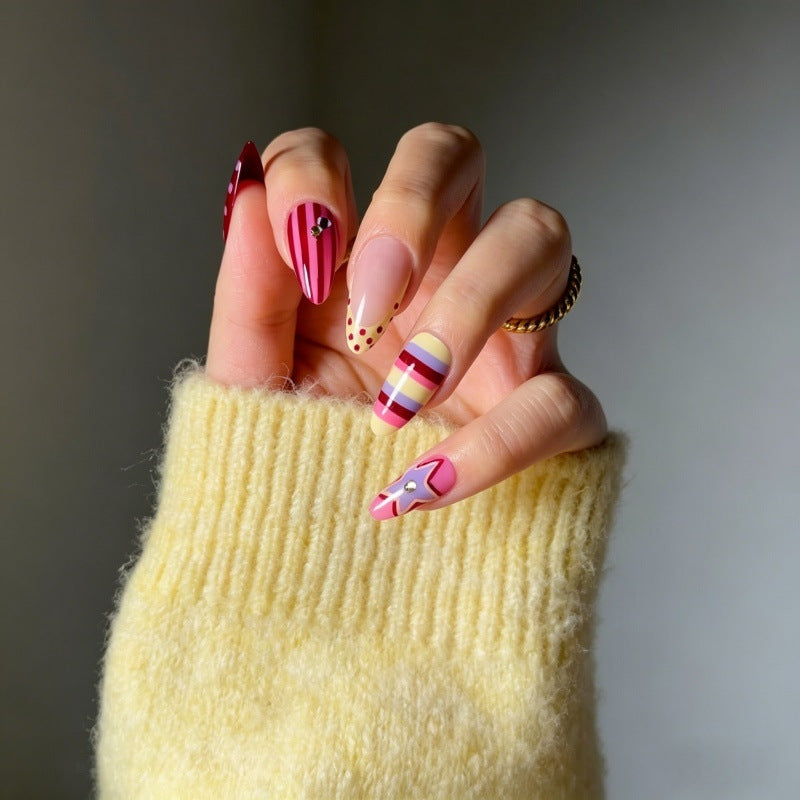 Kunstvolle Nagelnägel Set mit festlichen Mustern Brehn