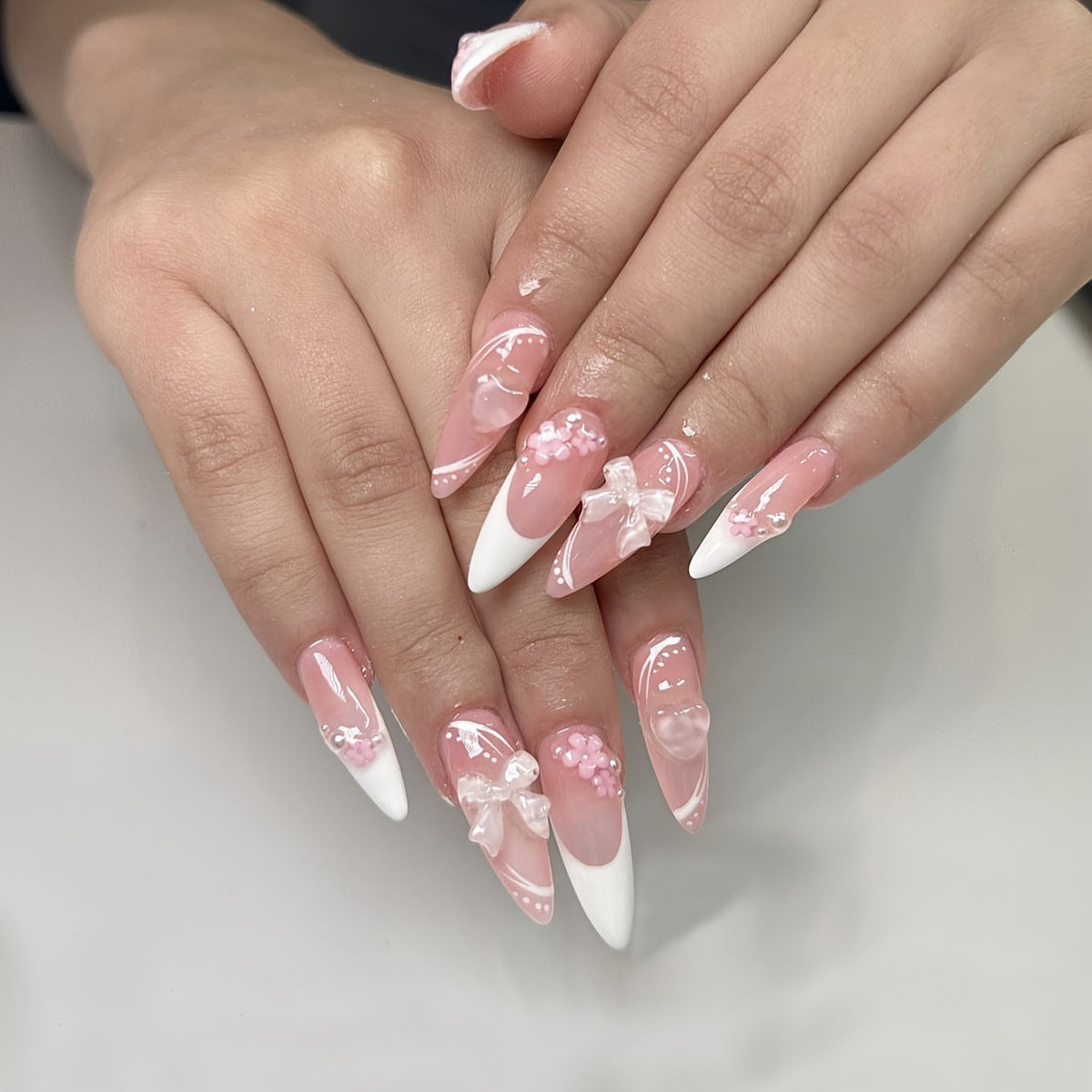 Kunstnagelset mit zartem Blumendesign Brehn