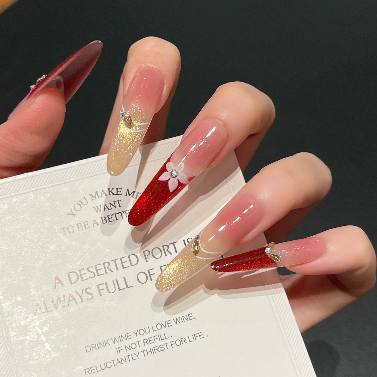 Dekorative Lange Stiletto Press-On Nagelkunst Brehn