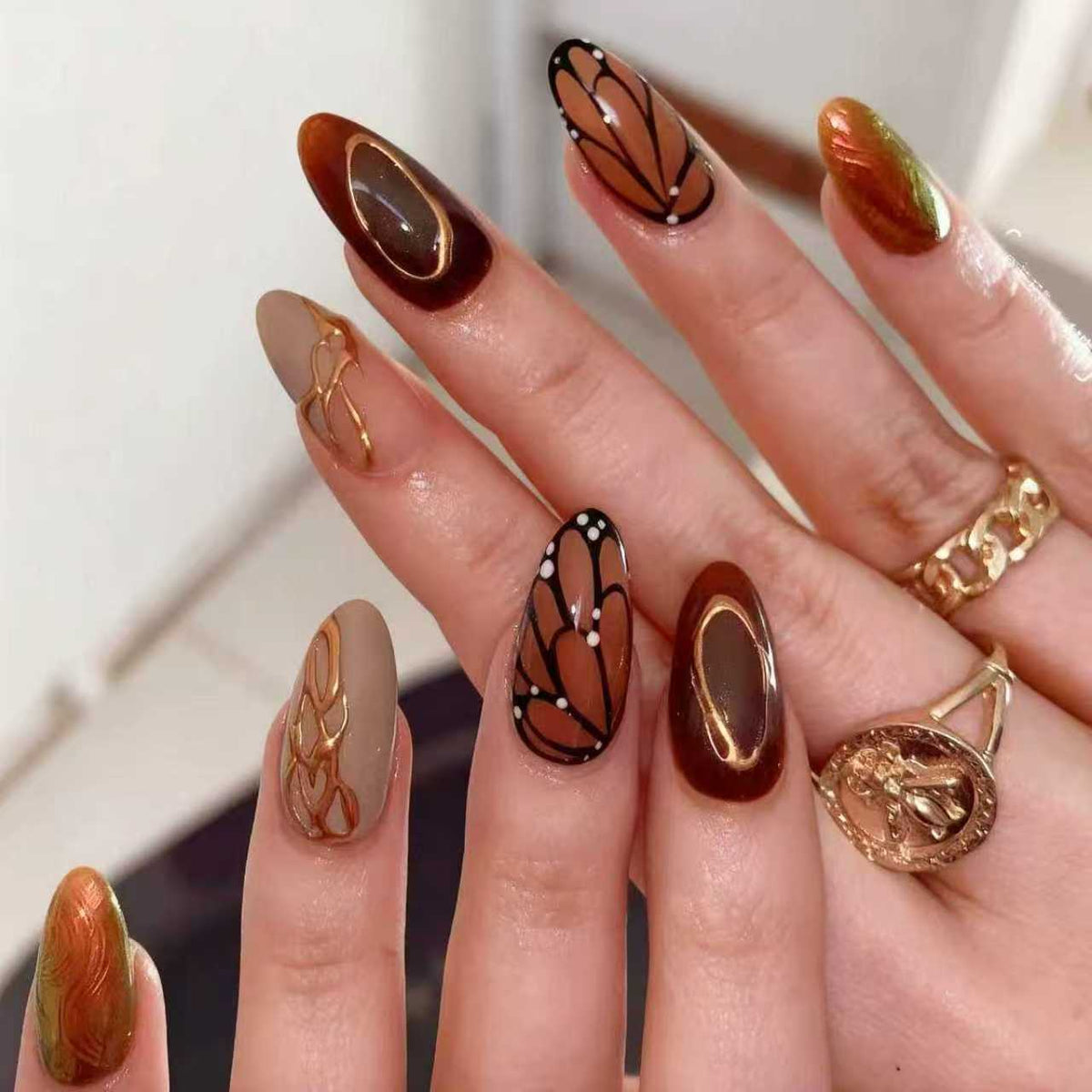 Kunstnagelset mit floralen Mustern und Ombre-Effekten Brehn