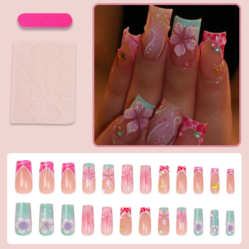Kunstnagelset mit floralen Akzenten und eleganten Details Brehn