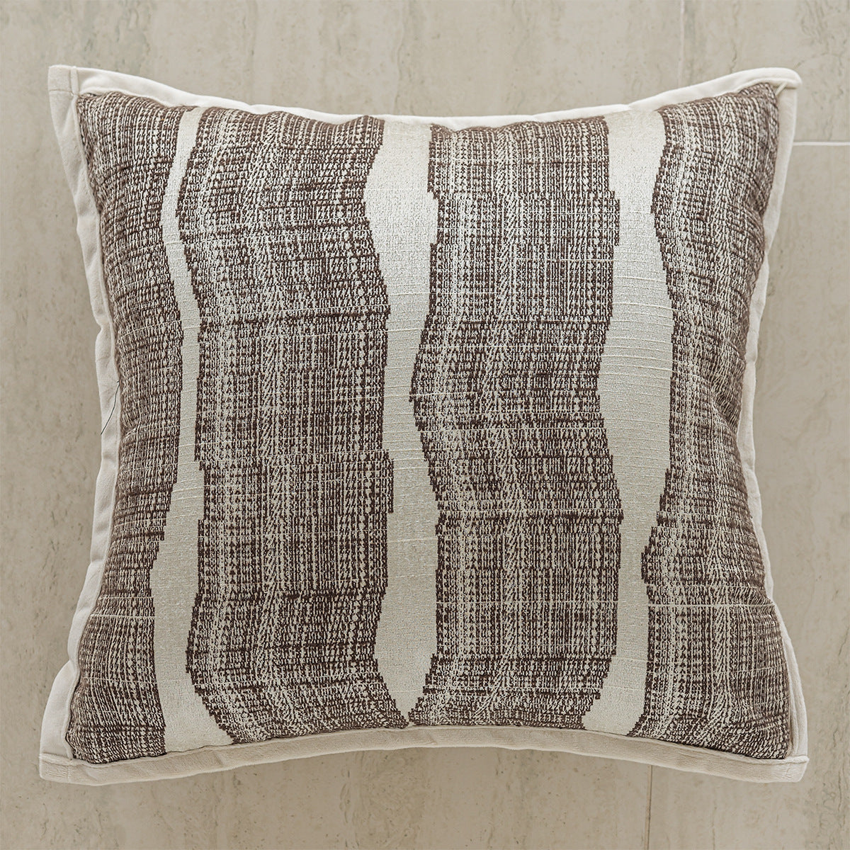 Dekoratives Kissen mit floralem Design