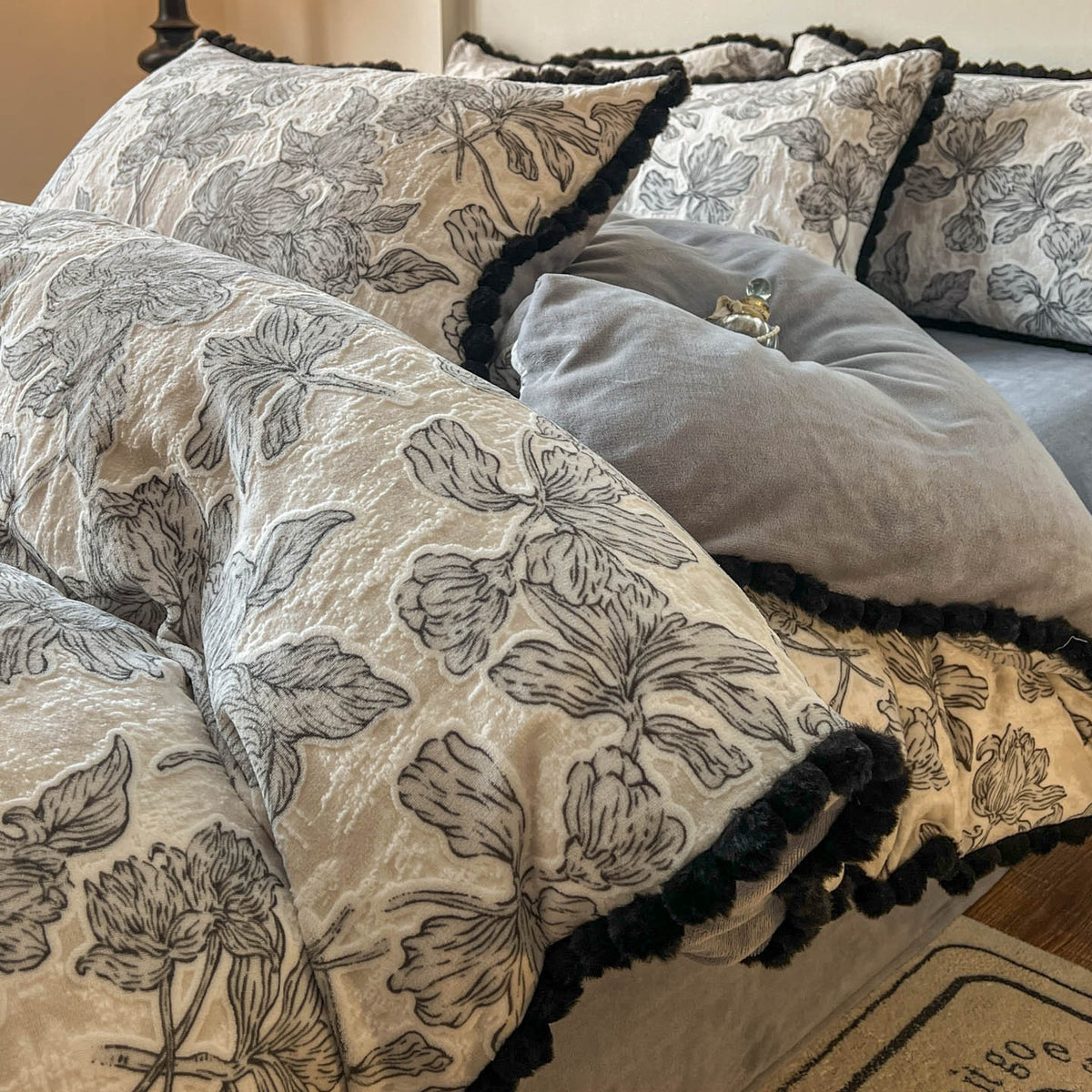 Plüsch Floral-Prägung Samt-Wende Bettbezug Set mit Pom-Pom Besatz
