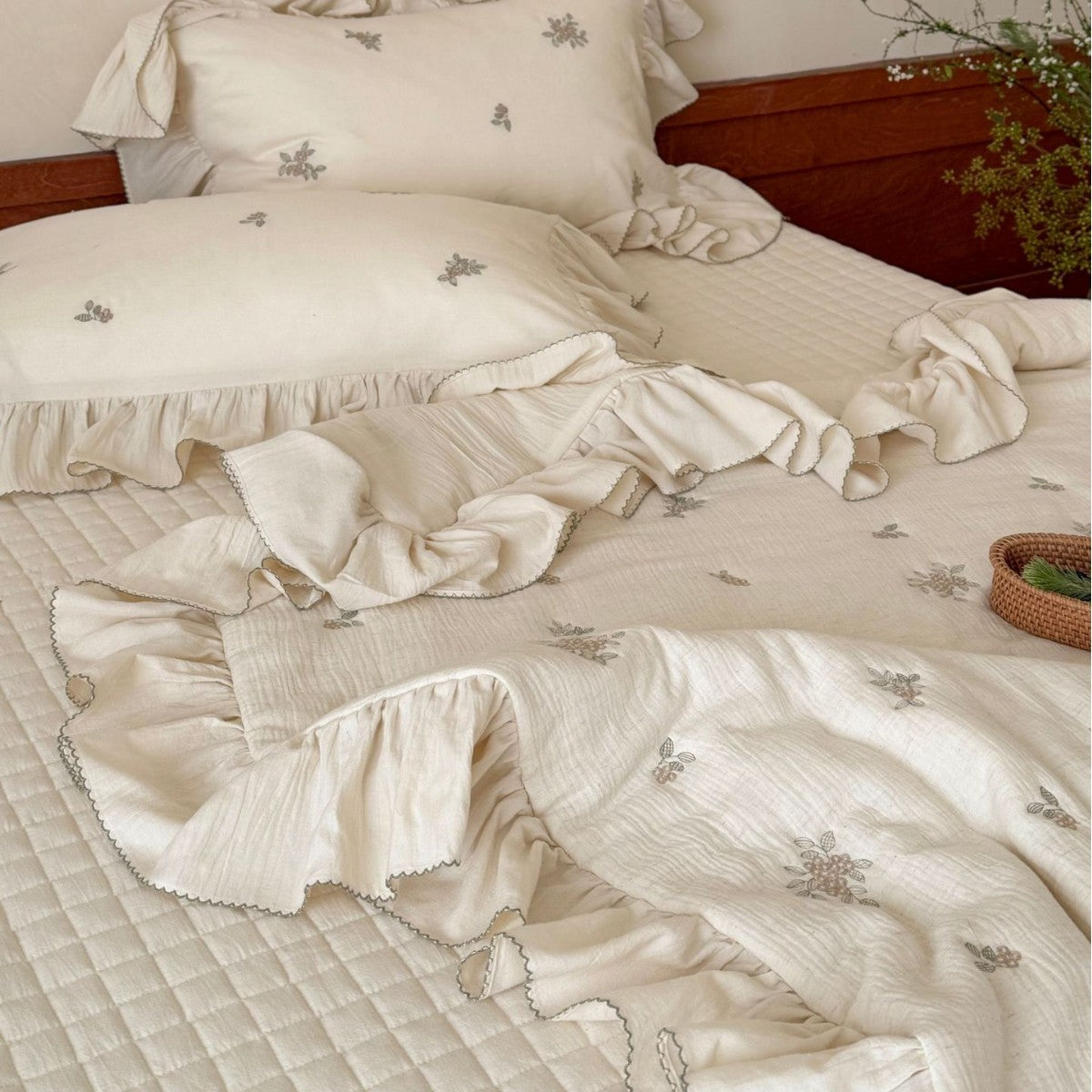 Romantisches Bettwäsche-Set mit Rüschen und zarter Stickerei