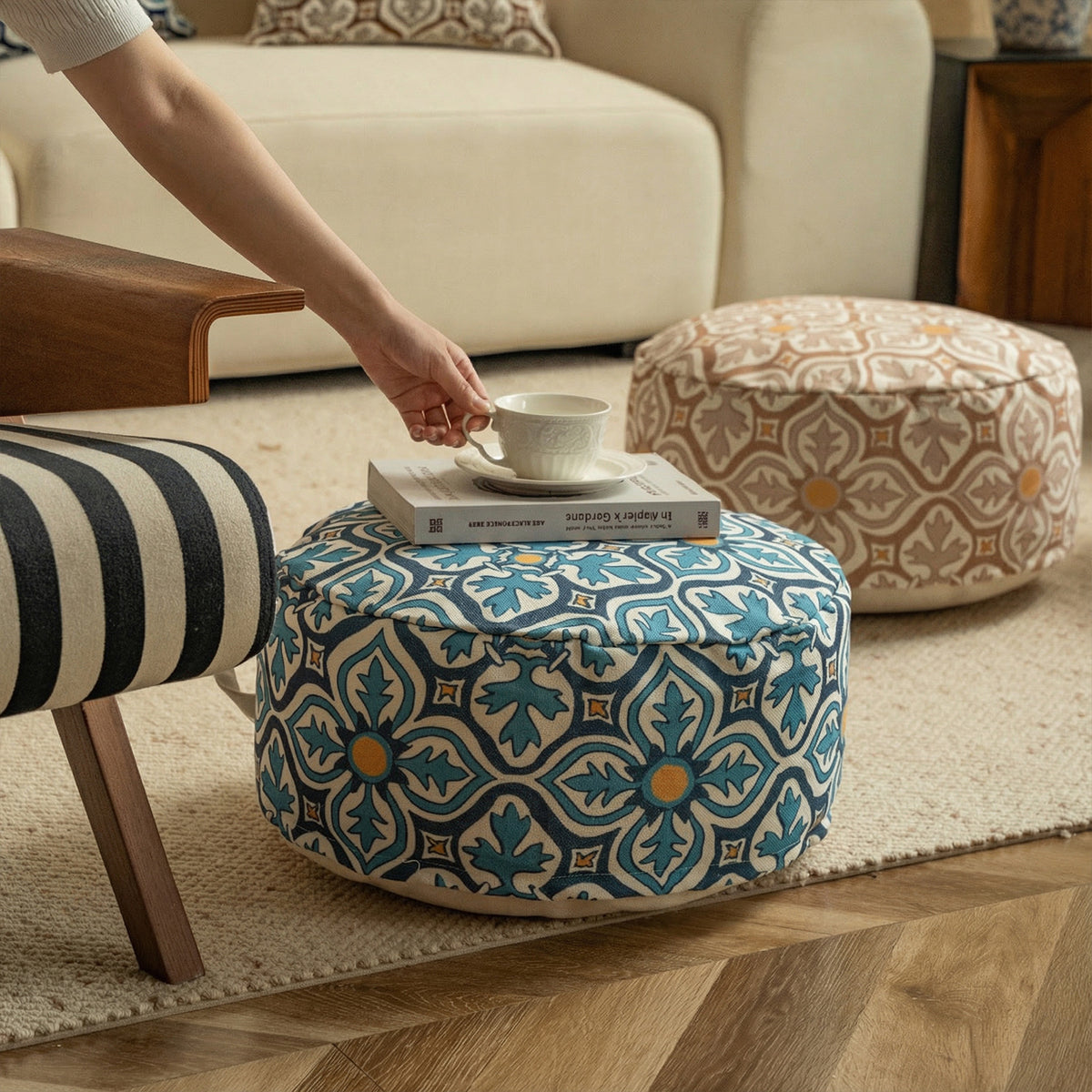 Rundes Sitzpouf mit gewebter Jacquard-Struktur und praktischem Tragegriff Brehn