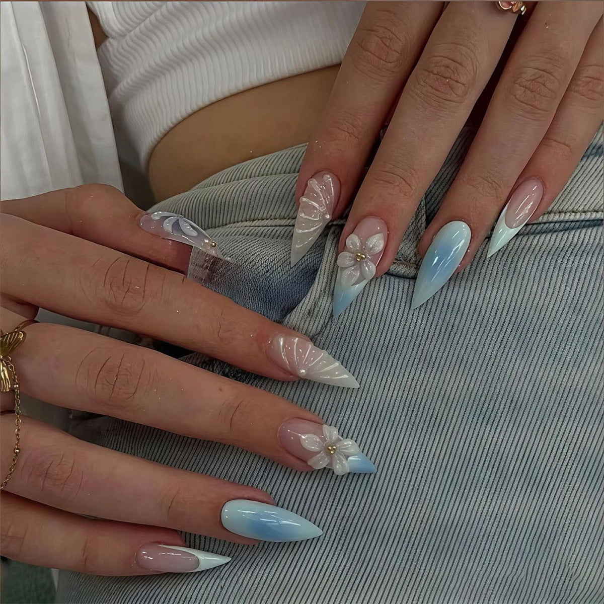 Stiletto-Nägel mit floralem Design und Glitzer Akzenten Brehn