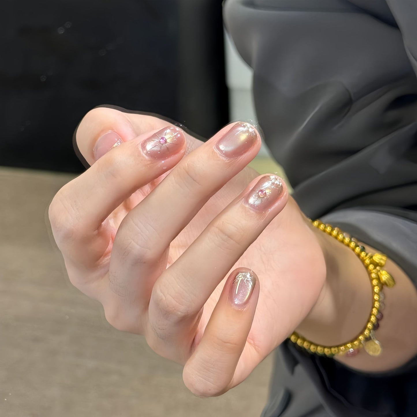 Künstliche Nail Art mit Eleganten Schmuckdetails Brehn