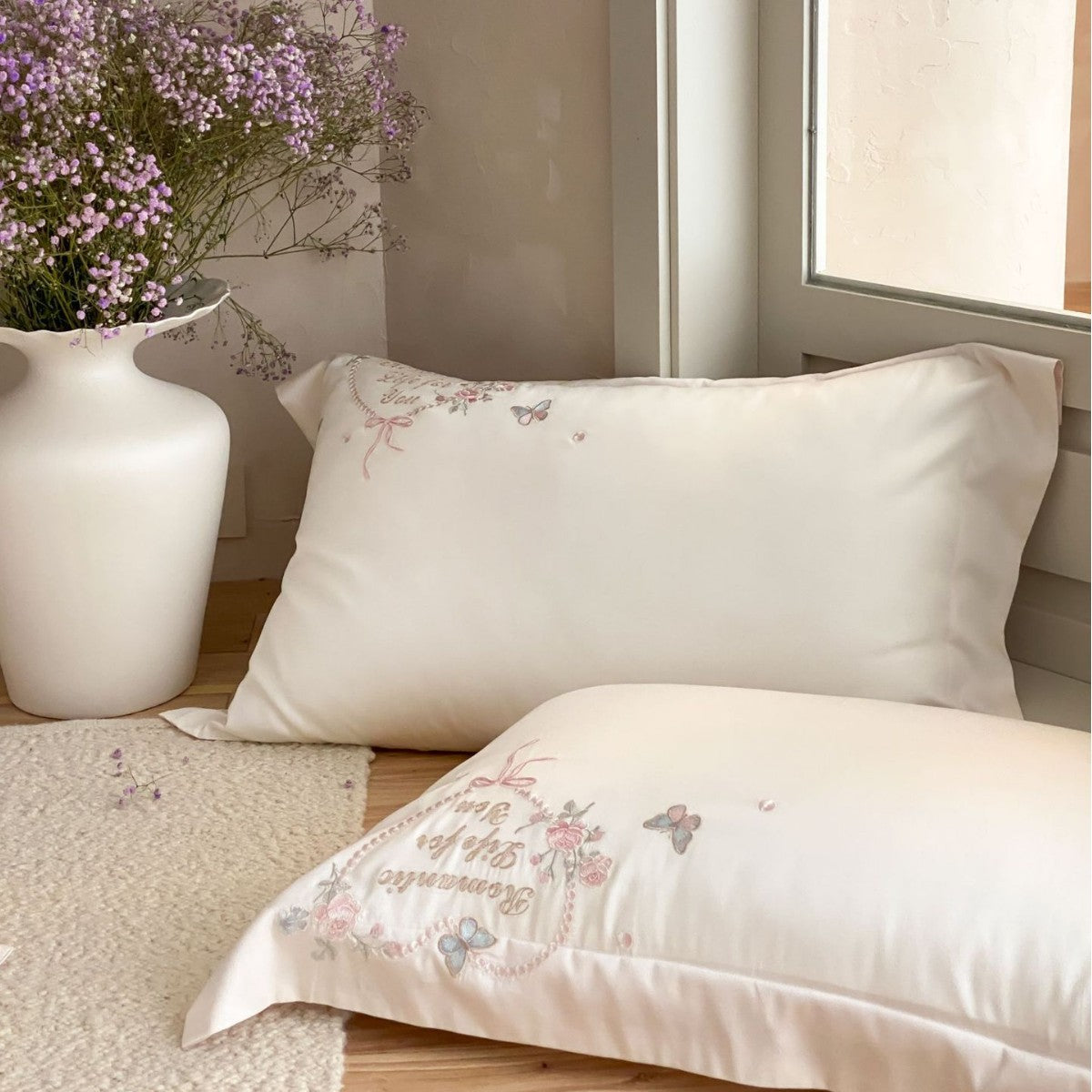 Luxuriöses besticktes Baumwollsatin-Bettwäsche-Set mit zarten Schmetterlings- und Blumenapplikationen