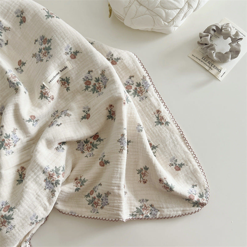 Unisex Musselin-Decke mit zartem Blumendesign und eleganten Rüschen Brehn