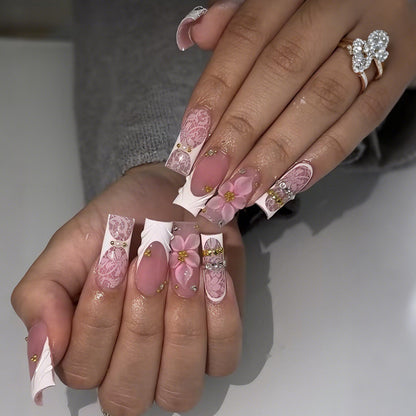 Kunstnagelset mit floralen Designs und funkelnden Akzenten Brehn