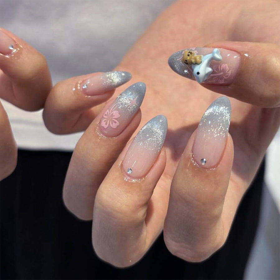 Kunstvolle Nagelverlängerungen mit elegantem Ombré-Design und floralen Akzenten Brehn