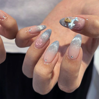 Kunstvolle Nagelverlängerungen mit elegantem Ombré-Design und floralen Akzenten Brehn