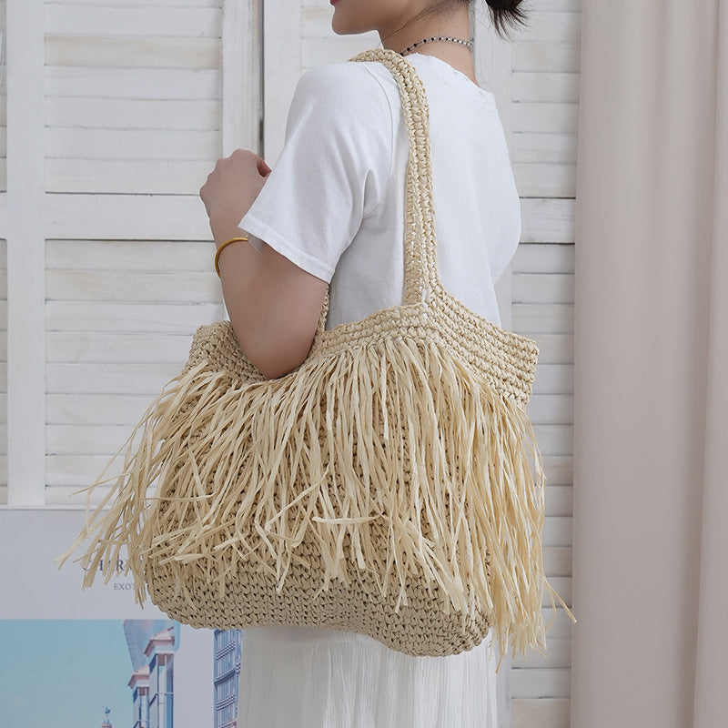 Trendige Basttasche mit Fransigen Details Brehn