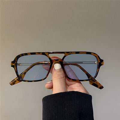 Damen trendige quadratische Sonnenbrille mit transparentem Rahmen und sanften Gläsern Brehn