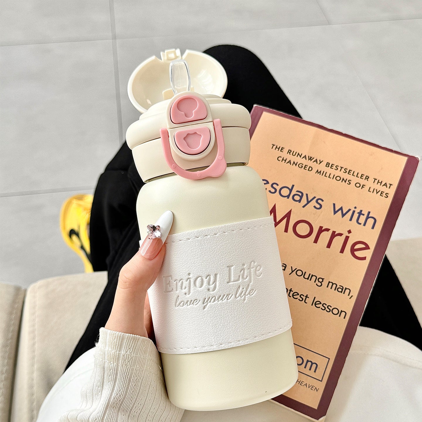 Damen isolierte Edelstahl Trinkflasche mit praktischem Ausgießer und stylischem Design Brehn