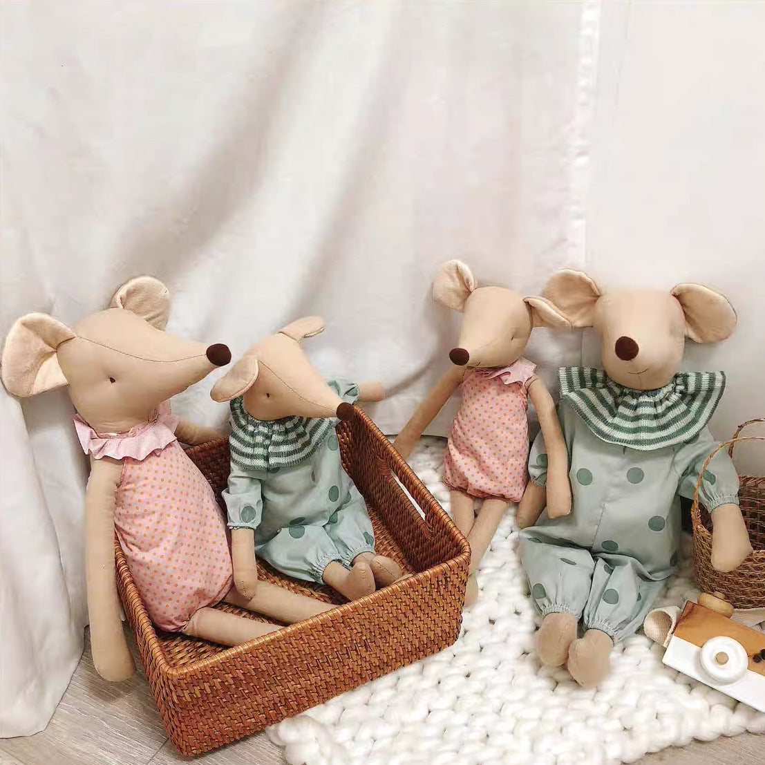 Vintage-inspirierte genähte Leinen-Elefant-Plüschpuppe mit gepunktetem Kleid